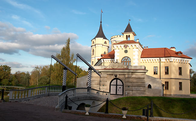 #34 - View of the castle Bip by the gate