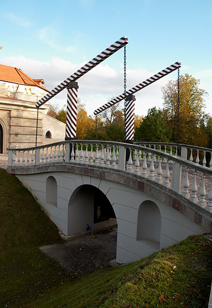 "Lifting" bridge - Bip Castle