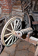 Старое орудие в подвалах крепости Карлстен