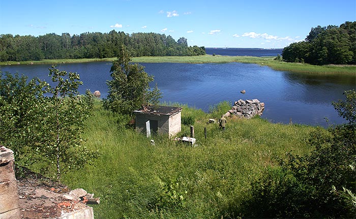 Strait between the islands of Vikhrevoy and Mayachniy - Coastal Artillery