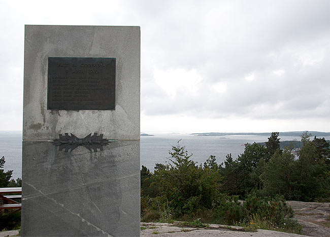 Monument in memory of the fallen defenders of the fort - Coastal Artillery