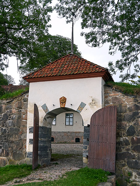 #10 - Middle gate