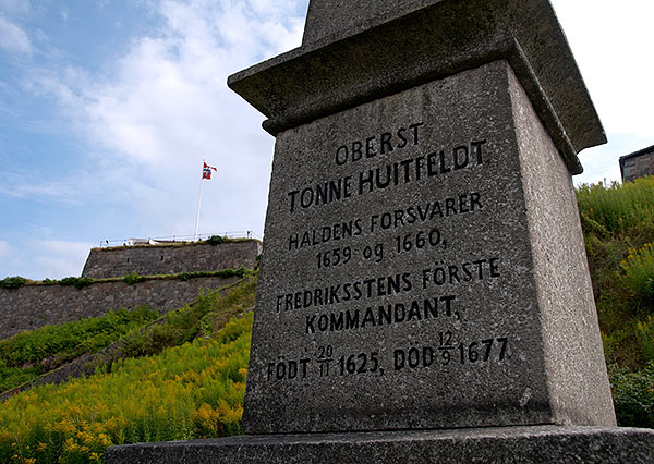 #53 - Commandant monument