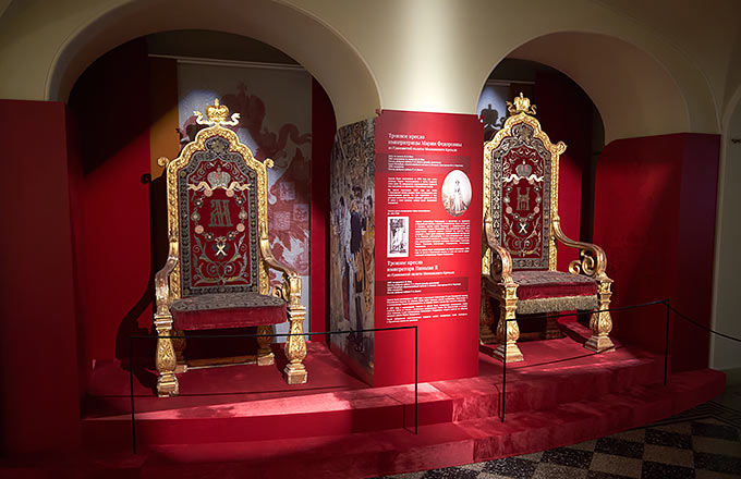 Exhibition of throne chairs