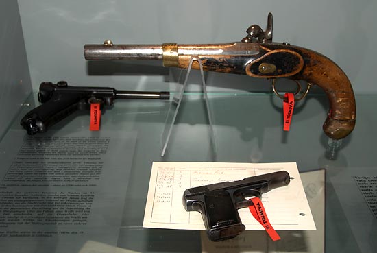 #15 - Guards weapons
