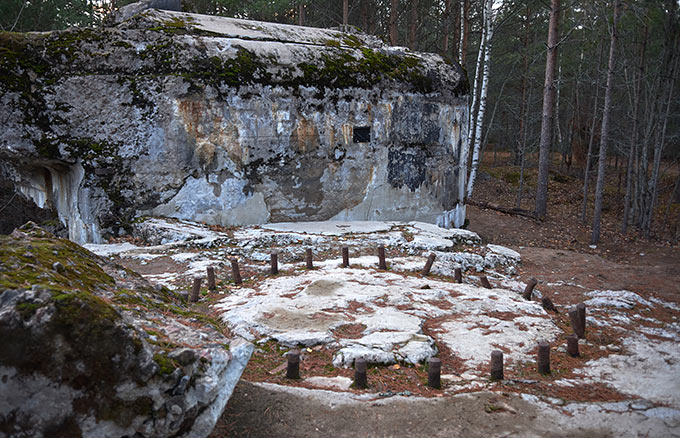 Emplacement of 6-inch gun of the fort Ino