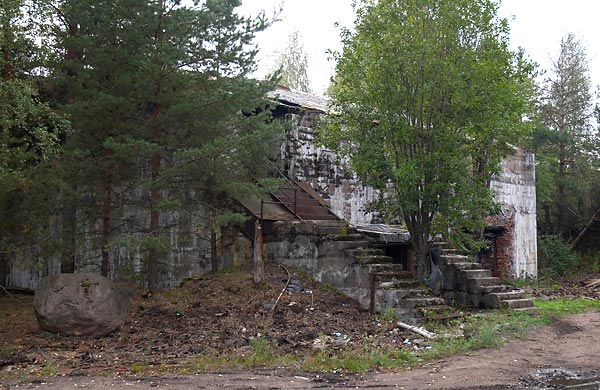 Group fire post and rangefinder pavilion - Fort Ino