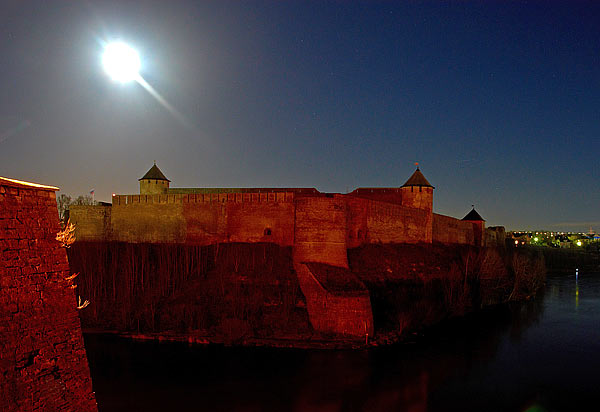 #80 - Ivangorod by night