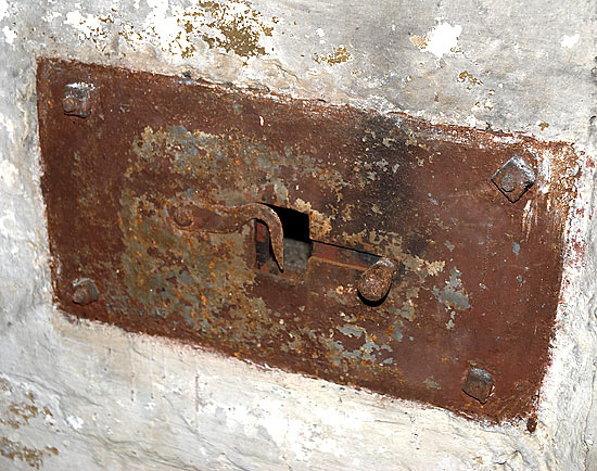 #13 - Embrasure protect the entrance
