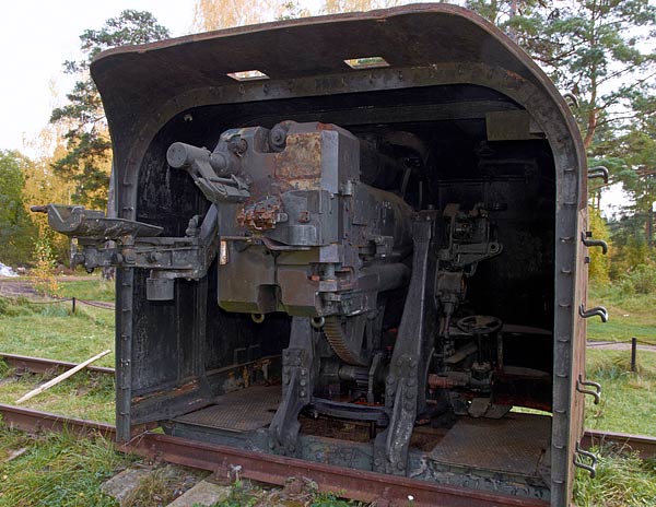 Breach of 130 mm gun - Fort Krasnaya Gorka