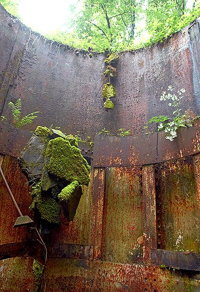 Sight of the shaft from downward. - Fort Krasnaya Gorka