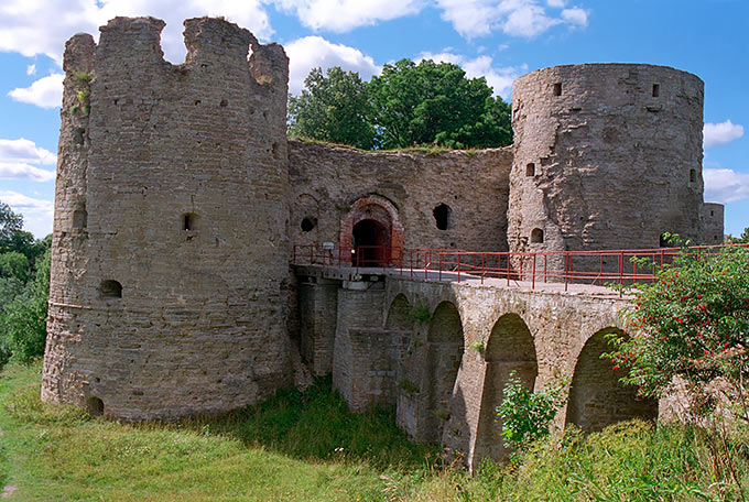 Общий вид крепости Копорье