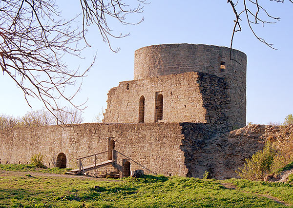 View of the Middle Tower from inside the fortress - Koporje