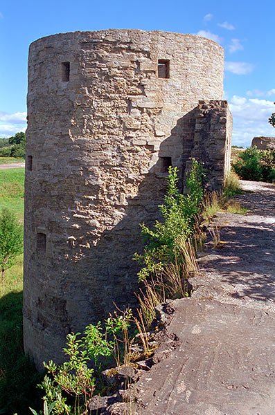 Middle tower - Koporye