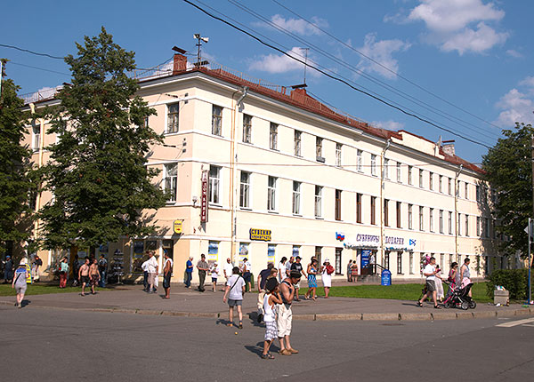 House is the chief commander of the port - Kronstadt