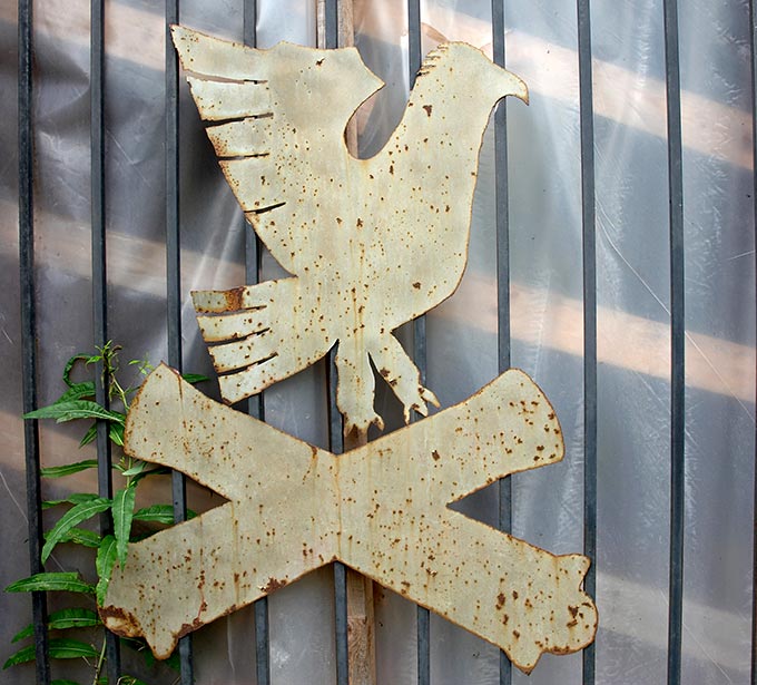 Artillery insignia at the gates of Kymenlinna fortress