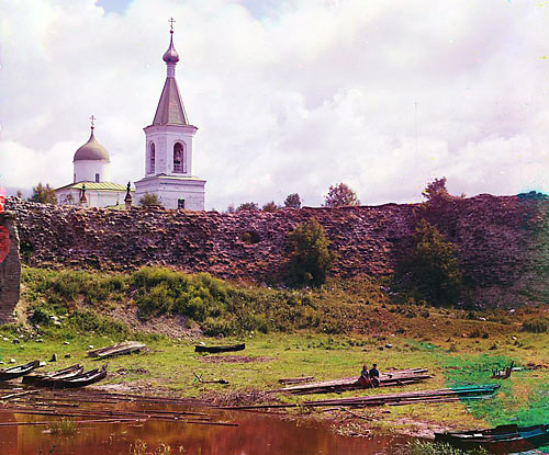 С.М.Прокудин-Горский, Старая Ладога - Церковь Святого Георгия в крепости. Вид с моста через р. Ладожку.