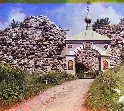 С.М.Прокудин-Горский, Старая Ладога - Проезд в крепость. Вид снаружи.
