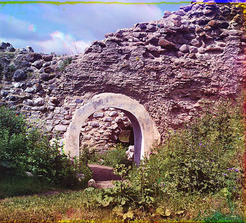 С.М.Прокудин-Горский, Старая Ладога - Проезд в крепость. Вид изнутри крепости.
