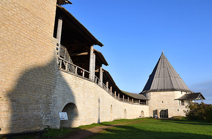 View of theStrelochnaya tower from inside the fortress - Staraya Ladoga