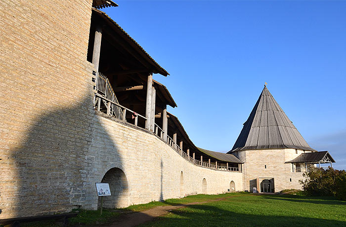 #47 - View of theStrelochnaya tower from inside the fortress