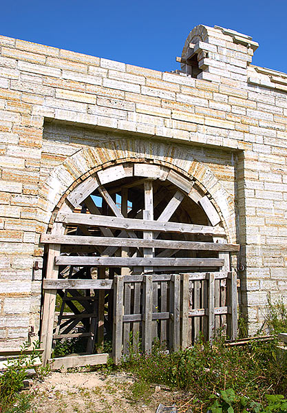 Newmade gates of Strelochnaya tower - Staraya Ladoga