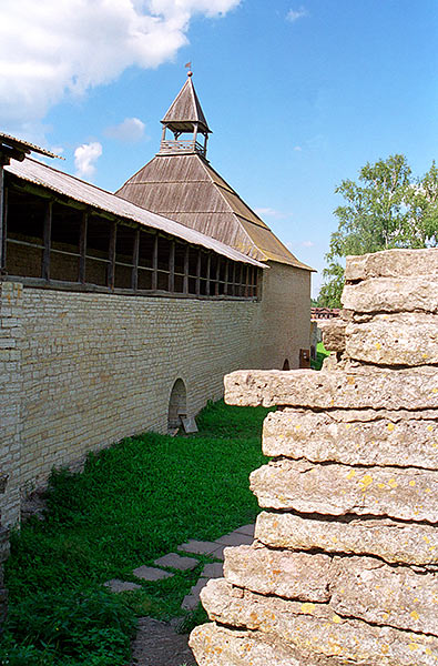 Vorotnaja tower and restored wall - Staraya Ladoga