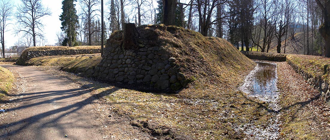 #32 - Ravelin, sight from the rear