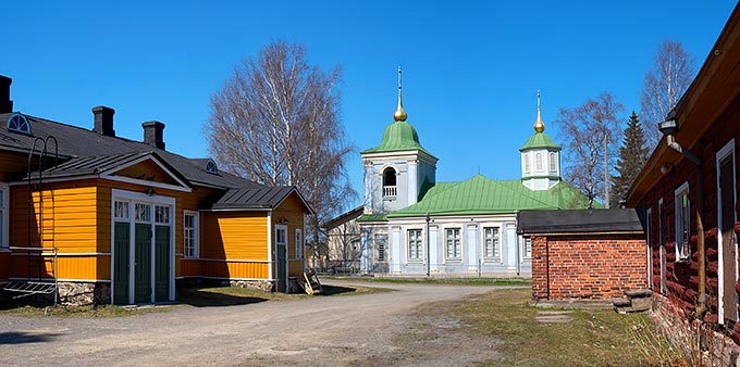 Wooden buildings from the 19th century inside the fortress