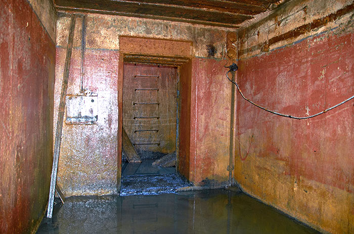 View to the side of the hatch to the turret - Fortress Leningrad