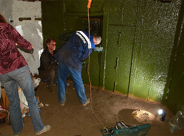 Recovery work inside of the bunker - Fortress Leningrad