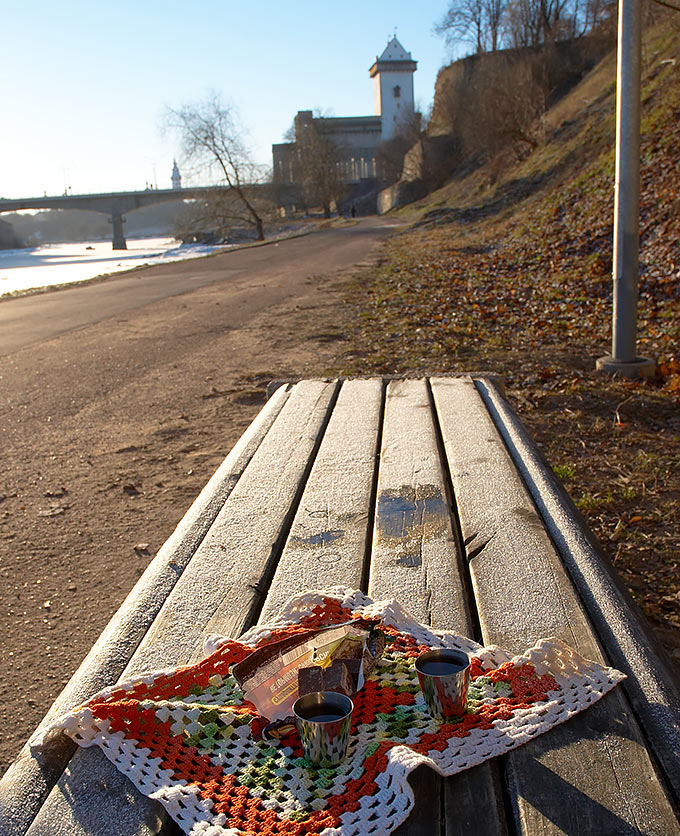 A modest lunch against the backdrop of Narva Castle