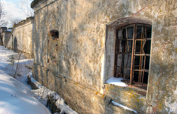 Window of barracks of the bottom level - Northern Forts