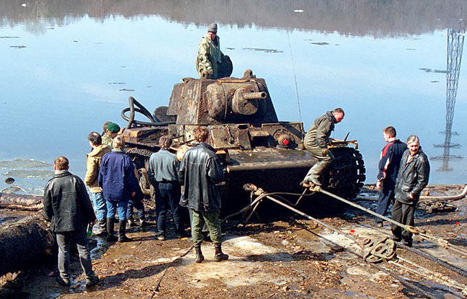 Танк КВ-1, поднятый со дна Невы  у Невского Пятачка