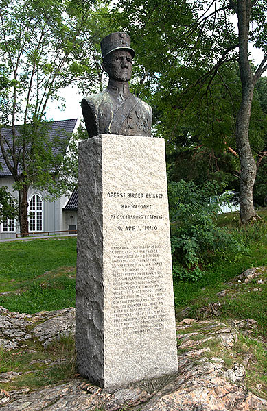 #2 - Monument to the commandant Oscarsborg
