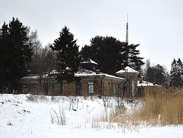 Guardhouse from the ice of the Gulf of Finland - Southern Forts