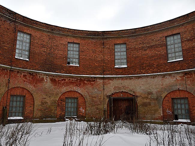 The inner courtyard of the central tower of the fort - Southern Forts