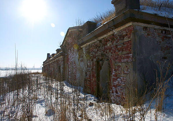 Facade of the barracks-shelter of the fort 2 - Southern Forts