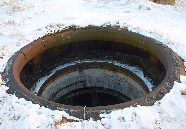 Shaft of disappearing turret gun - Southern Forts