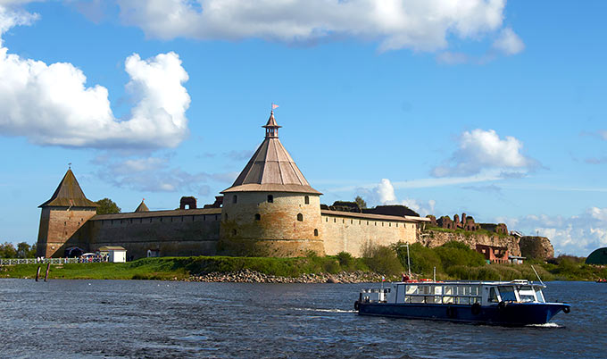 Вид крепости Шлиссельбург с реки