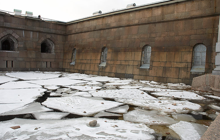 Ice floes under the walls of the fortress - Peter and Paul Fortress