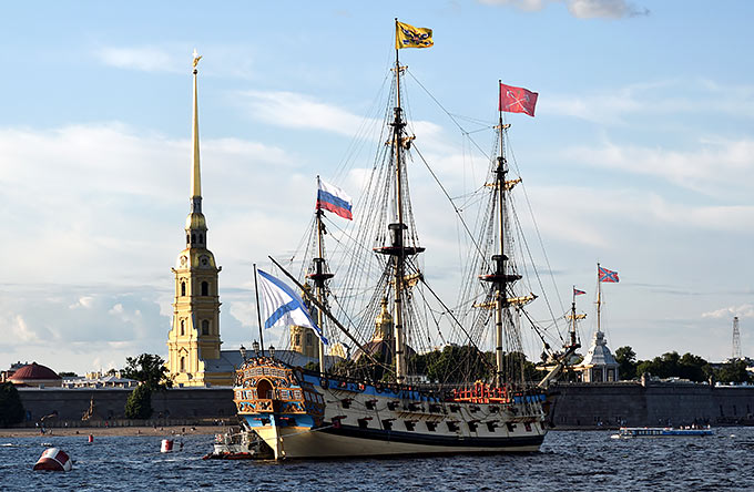 Линейный корабль Полтава и Петропавловская крепость