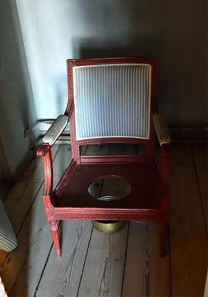 #9 - Commandant latrine