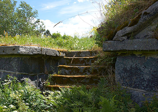 #10 - Steps to the gun's emplacement
