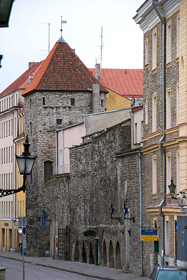 City Wall and Assauwetorn Tower - Tallinn