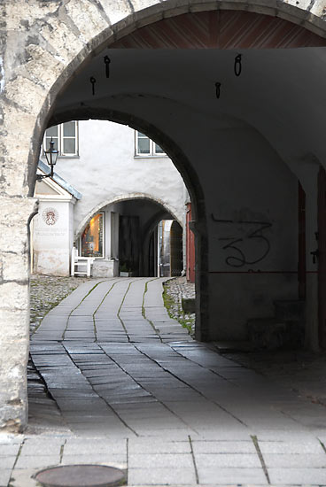 #82 - Walk-through yards of Tallinn