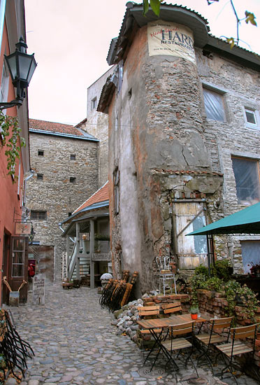 #86 - Tallinn courtyard