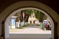 Ворота  в Тихвинском монастыре