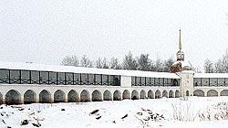 Стены Тихвинского монастыря