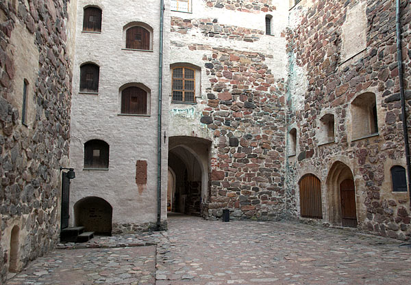#15 - Двор старого замка